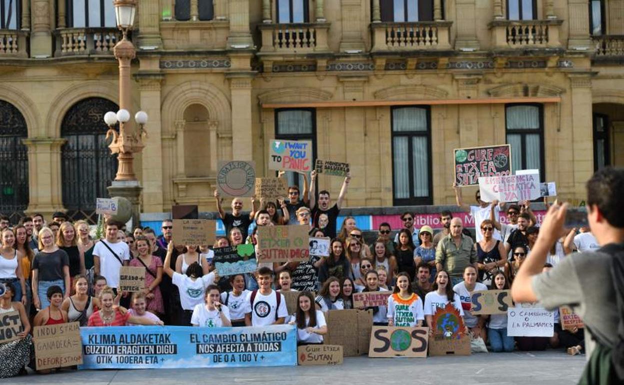 Concentración en contra del cambio climático en Alderdi Eder. 