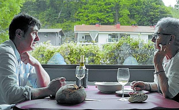 Ibon Etxezarreta, condenado por el asesinato de Juan Mari Jauregui, charla con su viuda, Maixabel Lasa, en una escena del documental. 