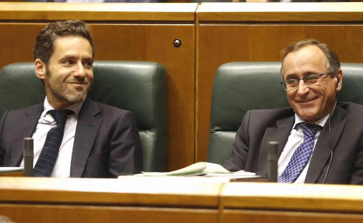 Borja Sémper y Alofnso Alonso, durante el Pleno de Política General de este viernes.