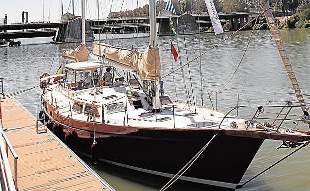 El velero 'Pros', en el Muelle sevillano de las Delicias.