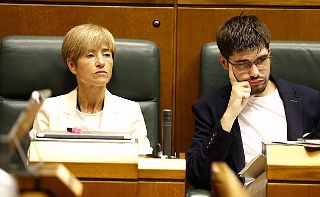 Los parlamentarios de Elkarrekin Podemos Pili Zabala y Lander Martínez, , siguen la intervención del lehendakari, este viernes durante el pleno de Política General. 