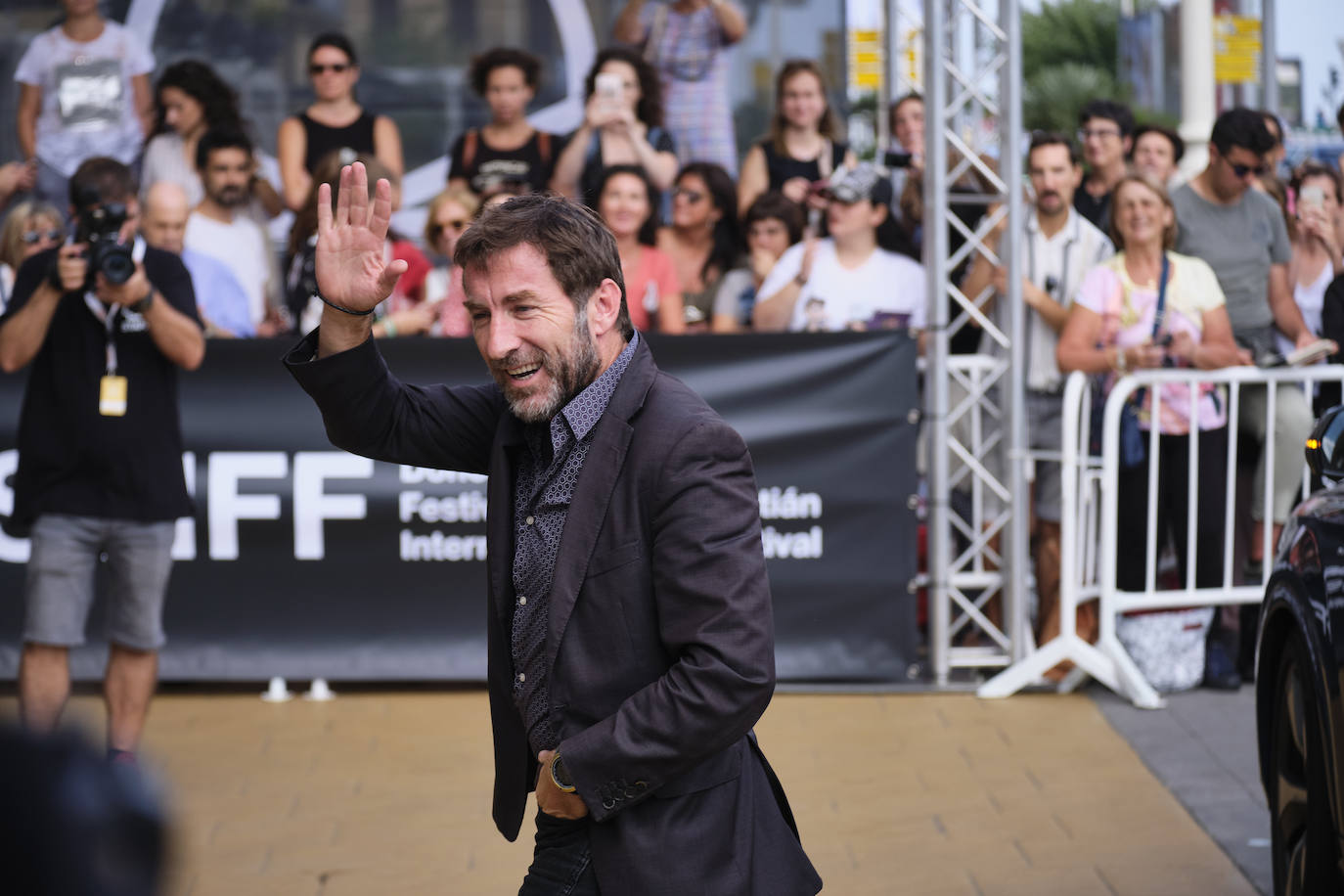 Antonio de la Torre saluda a los fans en su llegada al Zinemaldia.