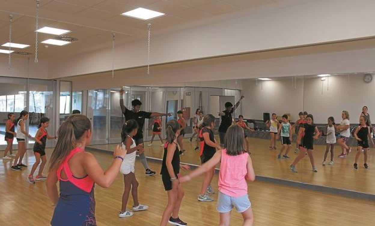 Una veintena de niños participan en la clase de ZumbaGazte.