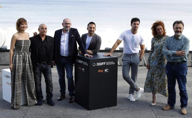 El director de cine Alejandro Amenábar, posa junto a los actores de su película «Mientras dure la guerra», Eduard Fernández, Karra Elejalde, y Nathalie Poza, Santi Prego, Patricia López-Arnaiz, y Carlos Serrano, en el marco del 67 Festival de San Sebastián. 