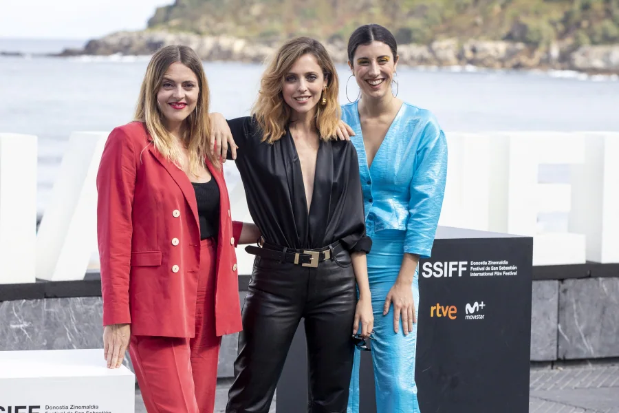 La directora y actriz, Leticia Dolera, posa junto a las actrices, Celia Frejeiro y Aixa Villagrán, tras presentar su película 'Vida perfecta', en el marco del 67 Festival de cine de San Sebastián. 