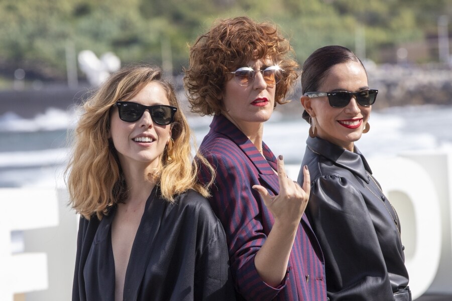 La directora y actriz, Leticia Dolera, posa junto a las actrices, Celia Frejeiro y Aixa Villagrán, tras presentar su película 'Vida perfecta', en el marco del 67 Festival de cine de San Sebastián. 