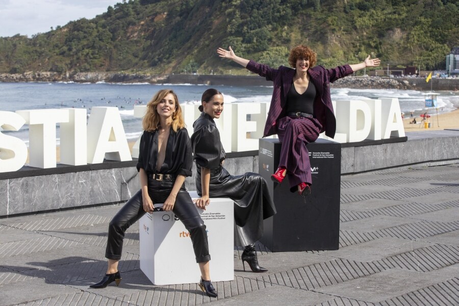 La directora y actriz, Leticia Dolera, posa junto a las actrices, Celia Frejeiro y Aixa Villagrán, tras presentar su película 'Vida perfecta', en el marco del 67 Festival de cine de San Sebastián. 