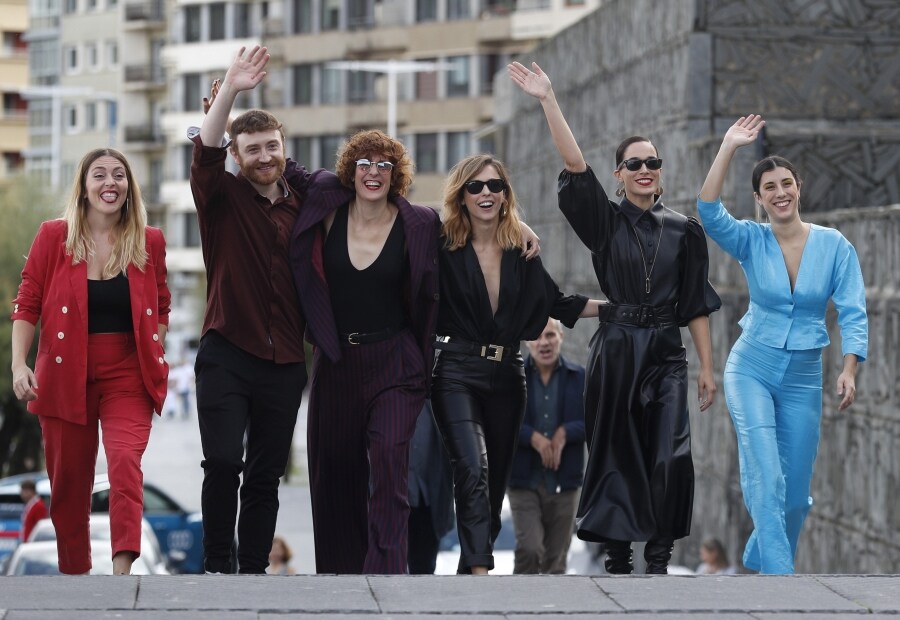 La directora y actriz, Leticia Dolera, posa junto a las actrices, Celia Frejeiro y Aixa Villagrán, tras presentar su película 'Vida perfecta', en el marco del 67 Festival de cine de San Sebastián. 