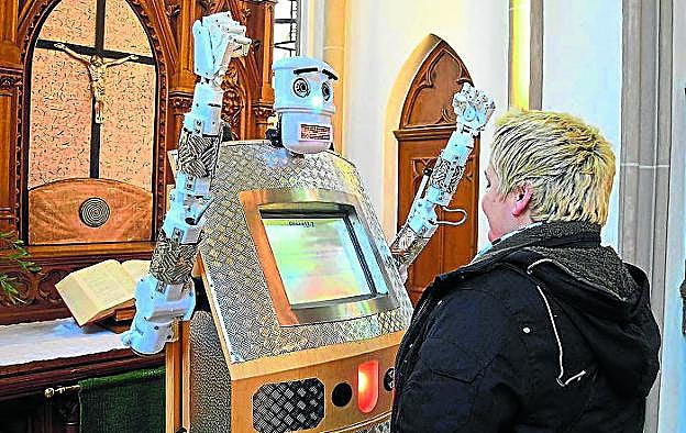 'Bless U-2' bendice en la ciudad alemana de Wittenberg en alemán, inglés, francés, español y polaco. Con voz masculina o femenina a elección, eleva las manos y dice: «Que Dios te bendiga y te proteja». Así celebraron en 2017 el 500 aniversario de la Reforma, generando debate sobre si los robots podrían sustituir a los clérigos. Aún se usa en algunos servicios.