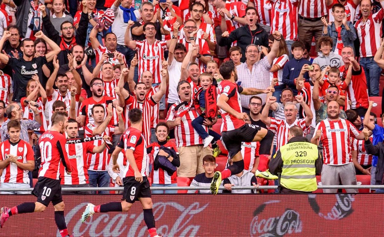 Raúl García celebra el primer gol del Athletic. 