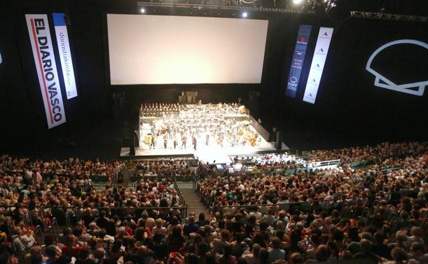 El público abarrotó el velódromo para seguir el concierto de la sinfónica vasca. 