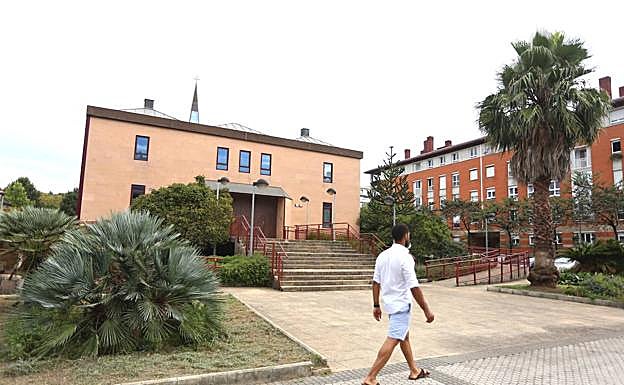 Vista exterior de la parroquia de Ibaeta .