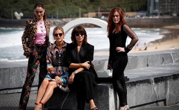 Imagen. Photocall de la película 'The other lamb', con la directora de cine Malgorzata Szumowska, la productora Stephanie Wilcox y las actrices Raffey Cassidy y Denisse Gough.