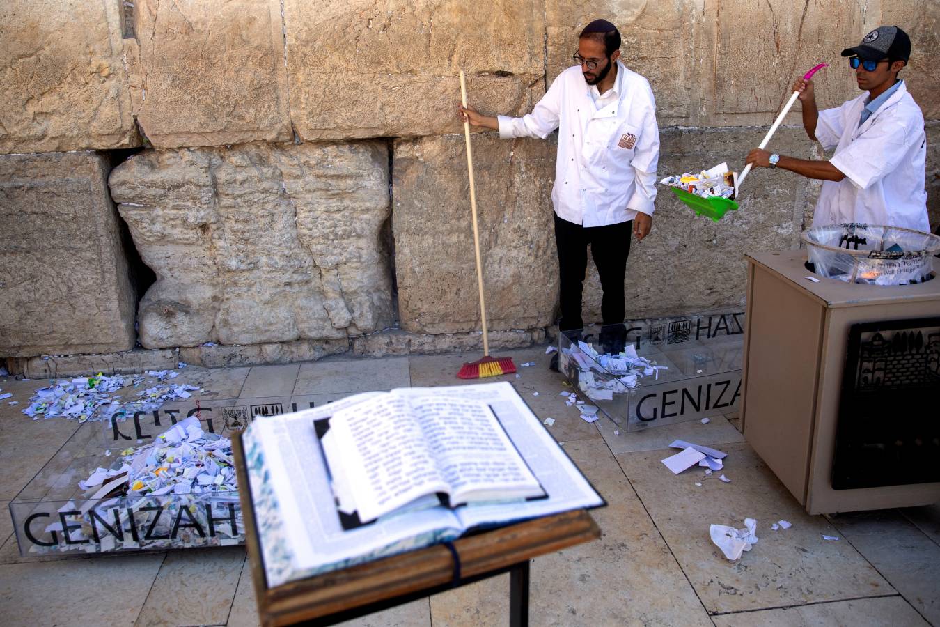 Durante los últimos días han ido quitando poco a poco los miles de papeles depositados en el Muro de las Lamentaciones de Jerusalem. 