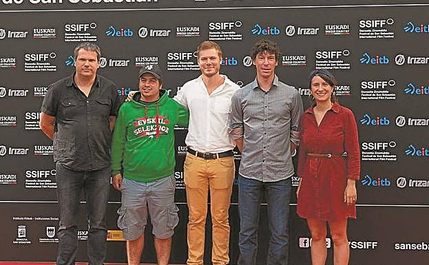 Ximun Carrere, Ekaitz Etxamendi, Loïc Villot, Loïc Legrand y Joana Duhalde, en la presentación. 