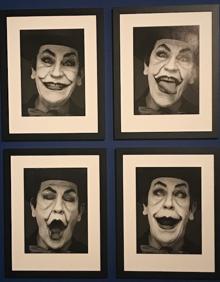 Imagen secundaria 2 - Arriba, fotograma de 'Joker', la película sorpresa que se proyectará el día de la clausura. A la izquierda, el cartel publicitario frente al María Cristina. A la derecha, una de la imágenes de la exposición de Sandro Miller en la que aparece John Malkovich caracterizado como Joker. 