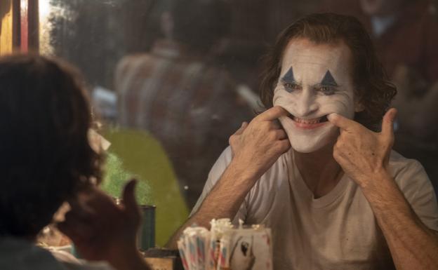 Imagen principal - Arriba, fotograma de 'Joker', la película sorpresa que se proyectará el día de la clausura. A la izquierda, el cartel publicitario frente al María Cristina. A la derecha, una de la imágenes de la exposición de Sandro Miller en la que aparece John Malkovich caracterizado como Joker. 