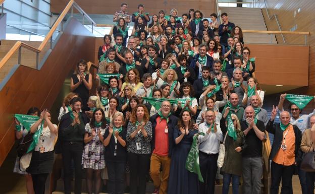 La plana mayor del Zinemaldia más un puñado de invitados y acreditados y unos cuantos equipos de películas presentes en el SSIFF ondean los pañuelos verdes. Existe la esperanza de que si gana las elecciones argentinas Alberto Fernández el proyecto de ley sea aprobado.