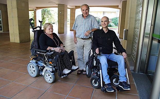 Raquel Barroso, Vicente Echeverría y Mikel Malcorra, en las inmediaciones de Elkartu.