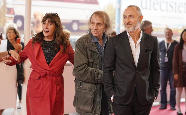 La productora Sylvie Pialat, con Michel Houellebecq y el director Guillaume Nicloux. 