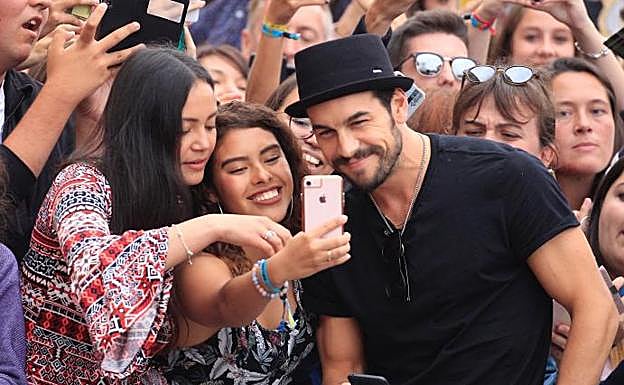 Centenares de fans esperaban la llegada de Mario Casas al María Cristina