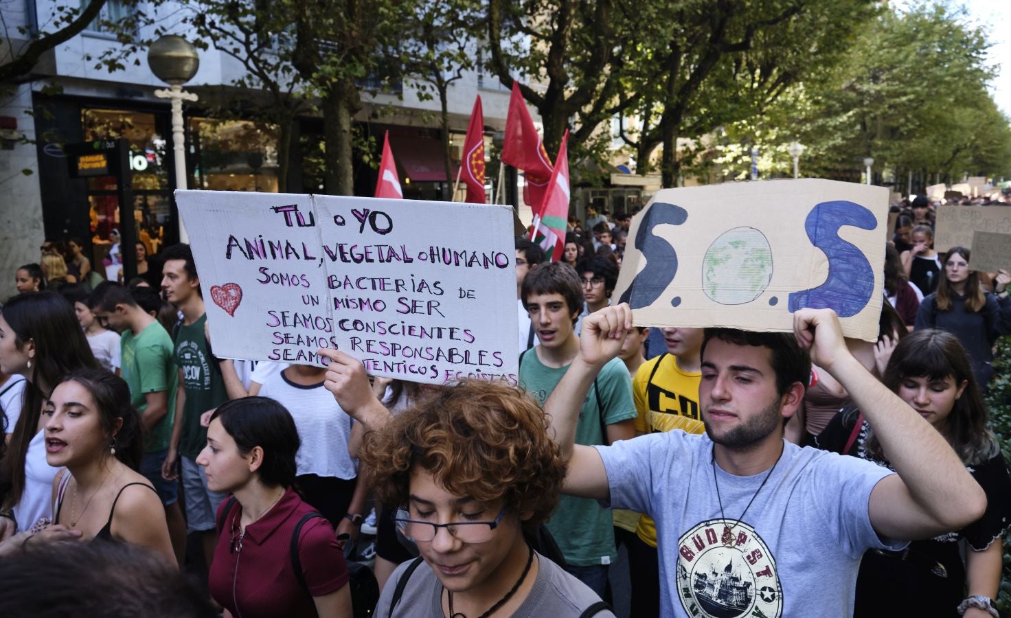 Ambos actores están en San Sebastián con motivo del Festival de Cine de San Sebastián y no han dudado en sumarse a la concentración junto a centeras de jóvenes guipuzcoanos