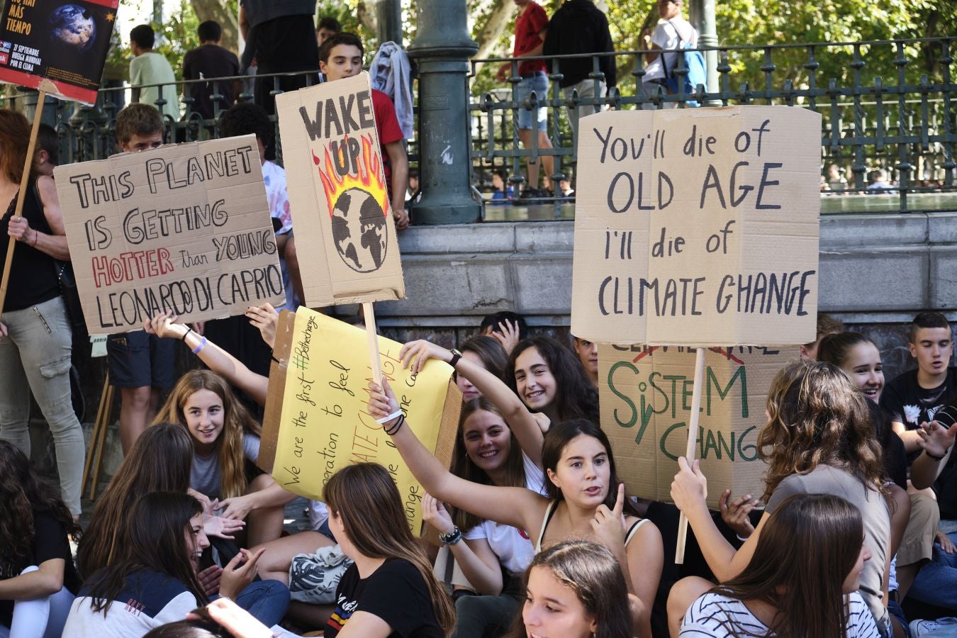 Ambos actores están en San Sebastián con motivo del Festival de Cine de San Sebastián y no han dudado en sumarse a la concentración junto a centeras de jóvenes guipuzcoanos