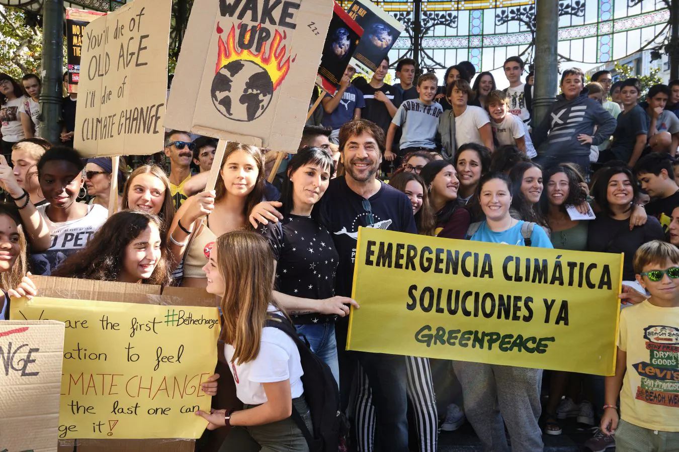 Fotos: Javier Bardem y Alba Flores se suman en Donostia a las jornadas de  protestas por el cambio climático | El Diario Vasco