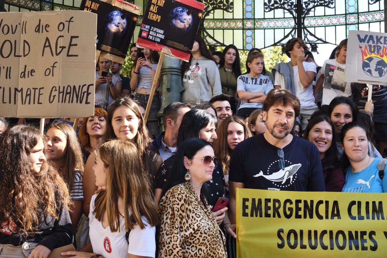 Ambos actores están en San Sebastián con motivo del Festival de Cine de San Sebastián y no han dudado en sumarse a la concentración junto a centeras de jóvenes guipuzcoanos