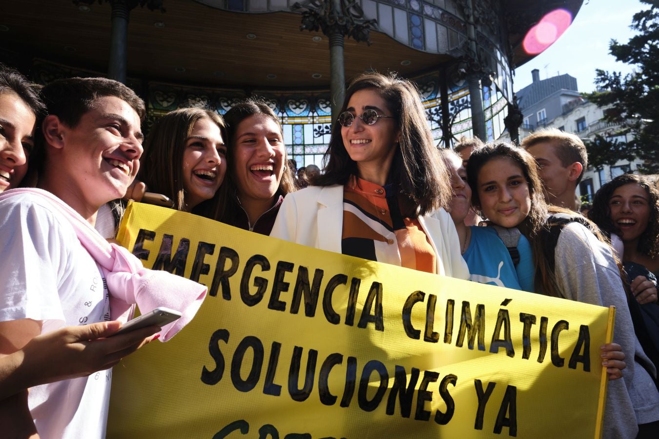 Ambos actores están en San Sebastián con motivo del Festival de Cine de San Sebastián y no han dudado en sumarse a la concentración junto a centeras de jóvenes guipuzcoanos