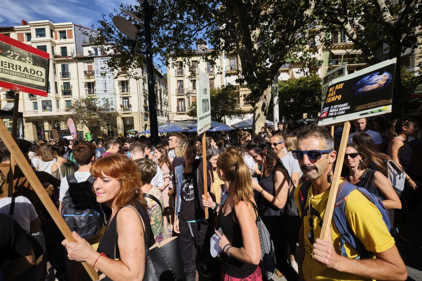 Ambos actores están en San Sebastián con motivo del Festival de Cine de San Sebastián y no han dudado en sumarse a la concentración junto a centeras de jóvenes guipuzcoanos