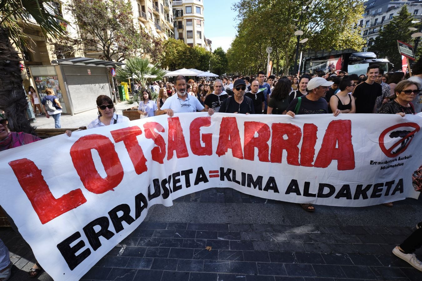 Ambos actores están en San Sebastián con motivo del Festival de Cine de San Sebastián y no han dudado en sumarse a la concentración junto a centeras de jóvenes guipuzcoanos