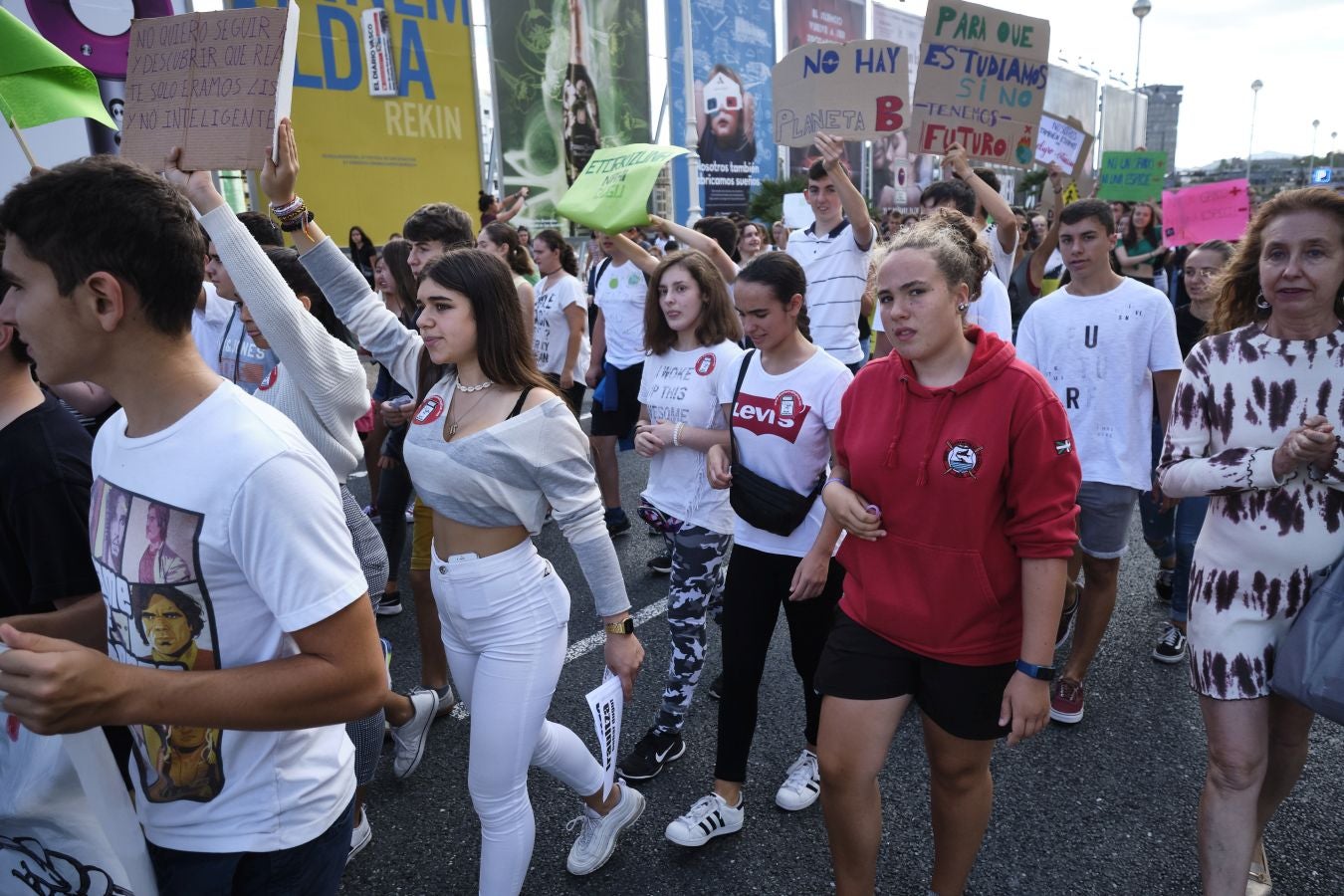 Ambos actores están en San Sebastián con motivo del Festival de Cine de San Sebastián y no han dudado en sumarse a la concentración junto a centeras de jóvenes guipuzcoanos