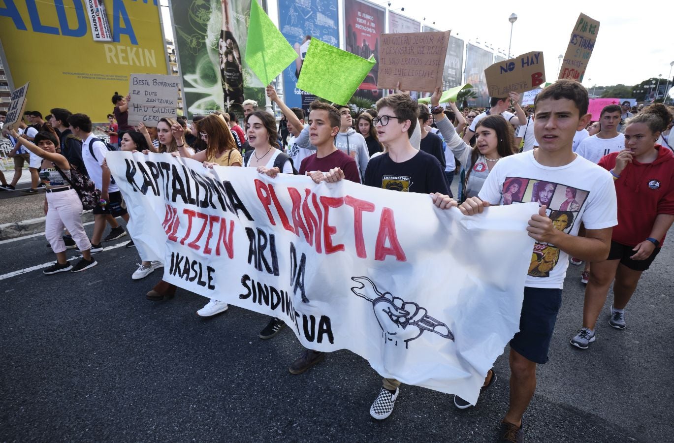 Ambos actores están en San Sebastián con motivo del Festival de Cine de San Sebastián y no han dudado en sumarse a la concentración junto a centeras de jóvenes guipuzcoanos
