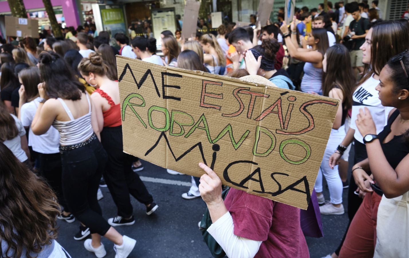 Ambos actores están en San Sebastián con motivo del Festival de Cine de San Sebastián y no han dudado en sumarse a la concentración junto a centeras de jóvenes guipuzcoanos