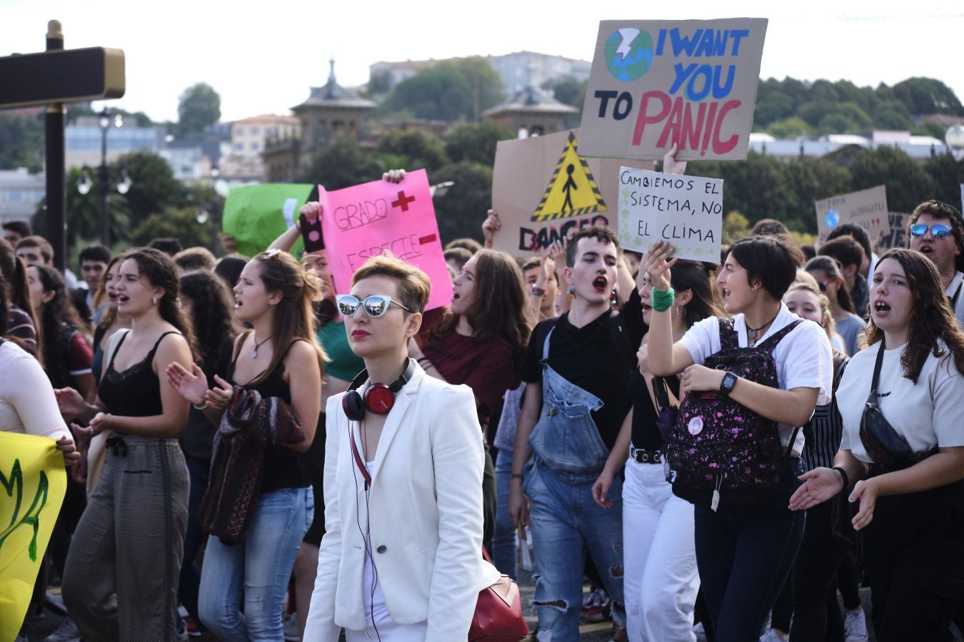 Ambos actores están en San Sebastián con motivo del Festival de Cine de San Sebastián y no han dudado en sumarse a la concentración junto a centeras de jóvenes guipuzcoanos