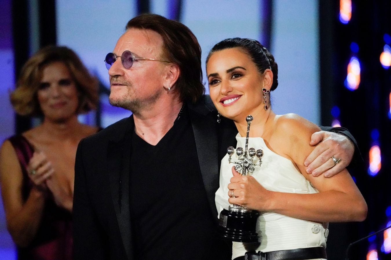 El cantante irlandés de U2 Bono ha sido el encargado de entregar el galardón a Penélope Cruz en el Kursaal