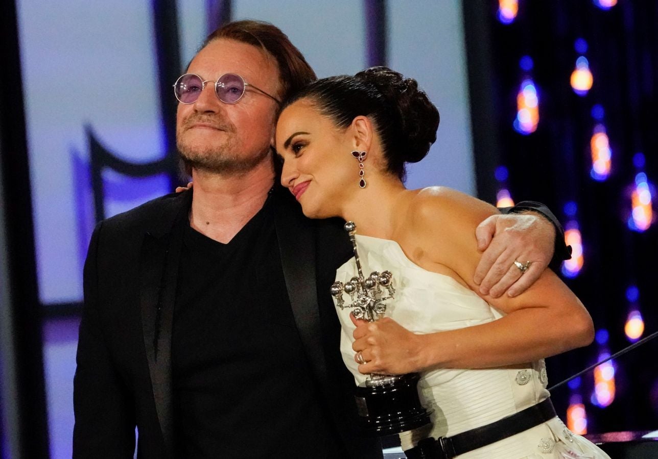 El cantante irlandés de U2 Bono ha sido el encargado de entregar el galardón a Penélope Cruz en el Kursaal
