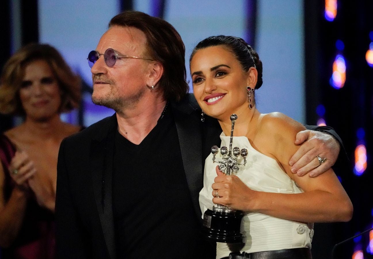 El cantante irlandés de U2 Bono ha sido el encargado de entregar el galardón a Penélope Cruz en el Kursaal
