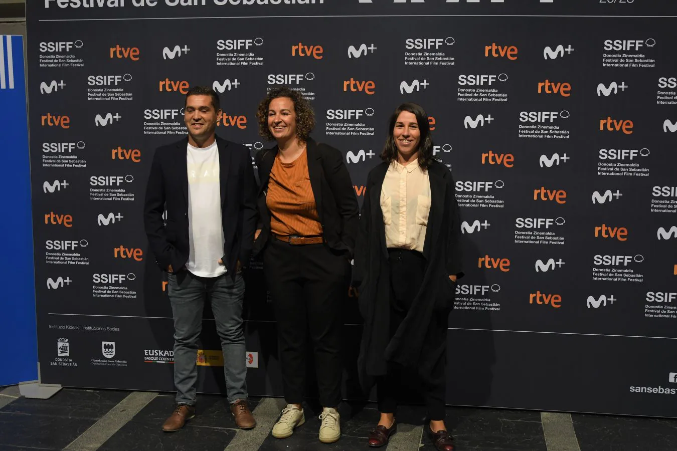 El documental 'Sua-Irabazi arte' que relata los días previos a la victoria de la Real Sociedad en la Copa de la Reina ha tenido un exitoso estreno en el Velódromo en el marco del Festival de Cine de San Sebastián