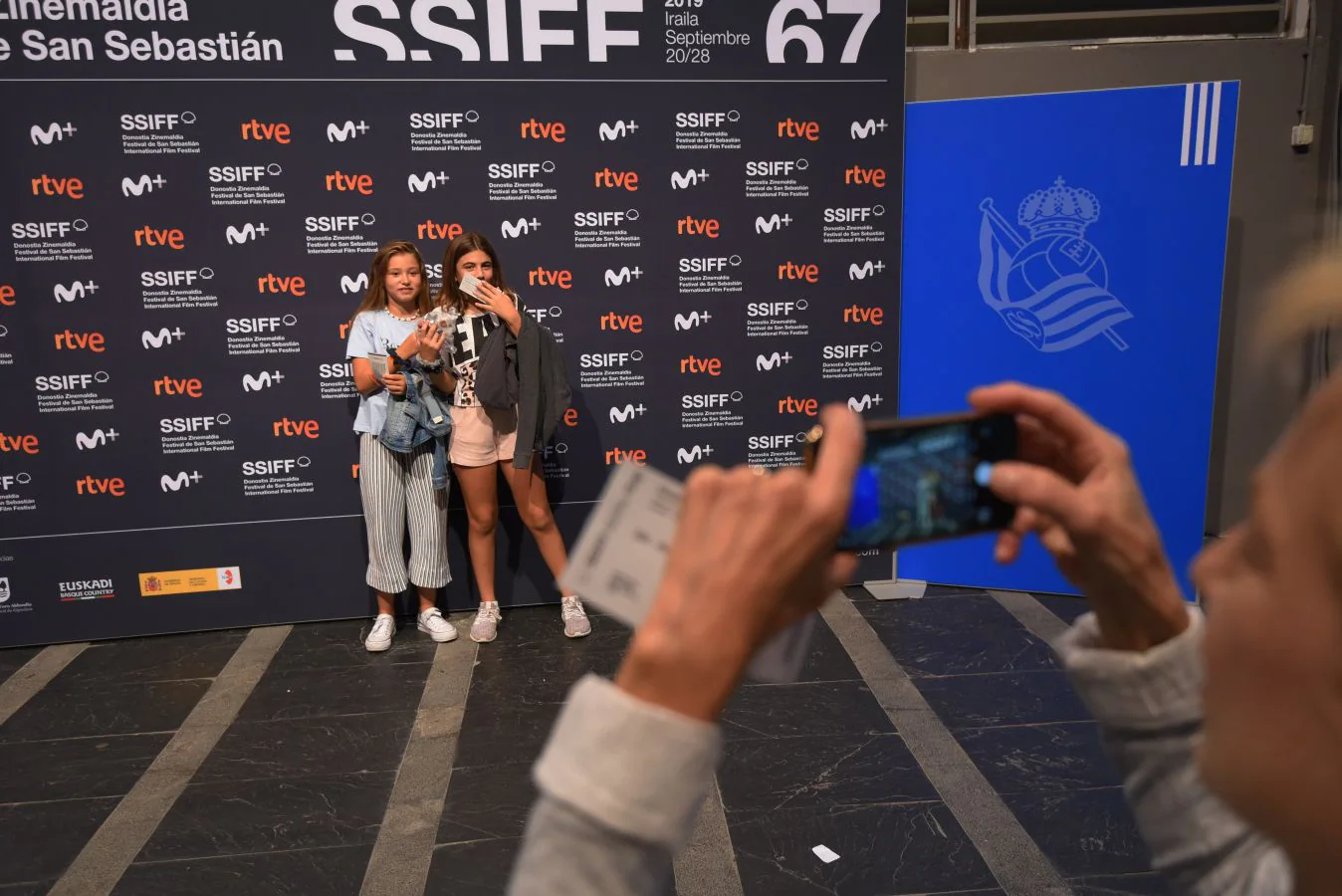El documental 'Sua-Irabazi arte' que relata los días previos a la victoria de la Real Sociedad en la Copa de la Reina ha tenido un exitoso estreno en el Velódromo en el marco del Festival de Cine de San Sebastián