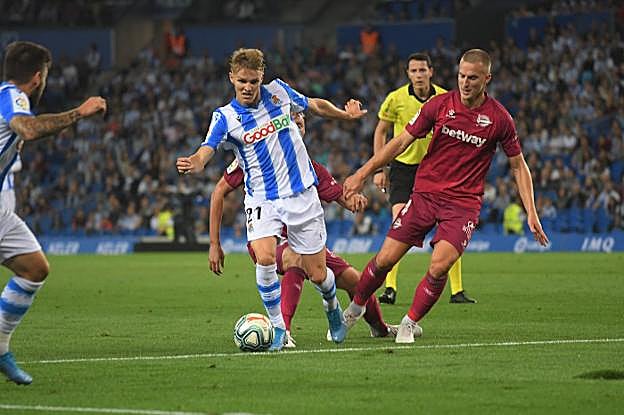 Martin Odegaard, que volvió a brillar, se escapa del alavesista Rodrigo Ely. 