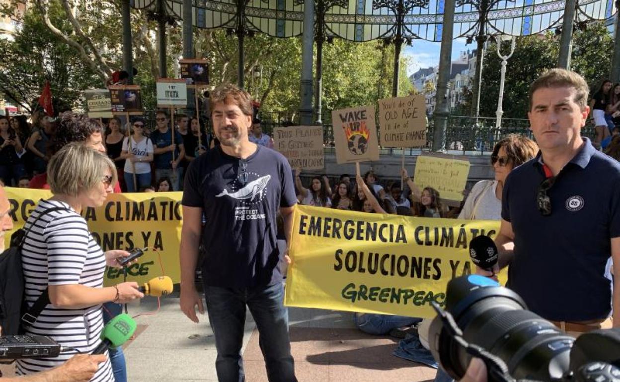 Javier Bardem en el Boulevard de San Sebastián junto a la protesta estudiantil. 