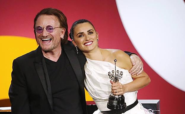 Bono entrega un Premio Donostia para la historia a Penélope Cruz