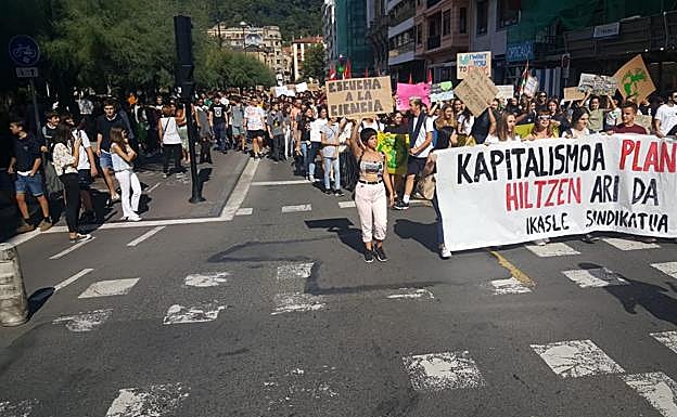 Decenas de jóvenes se han sumado a la manifestación convocada por el colectivo 'Fridays for Future'. 