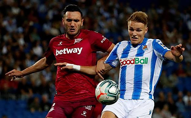 Odegaard, durante una acción del derbi vasco frente al Alavés. 