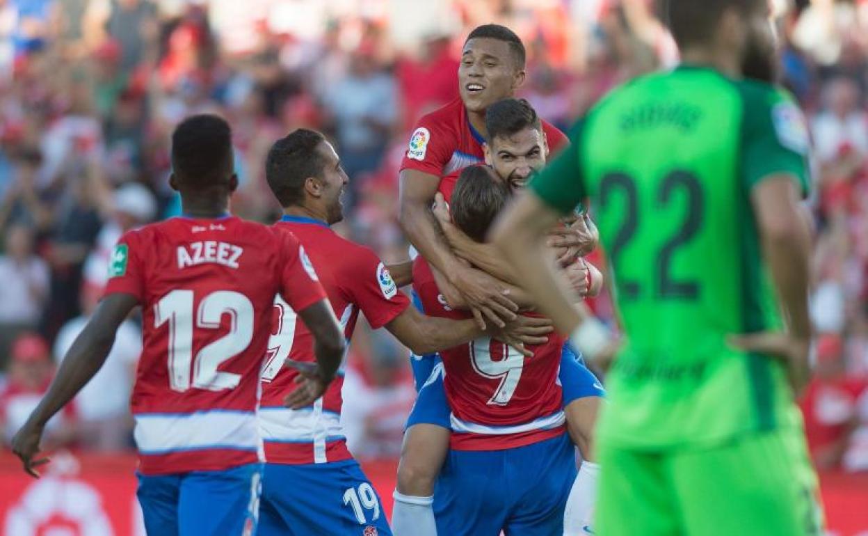 Los jugadores del Granada celebran el gol de Puertas.