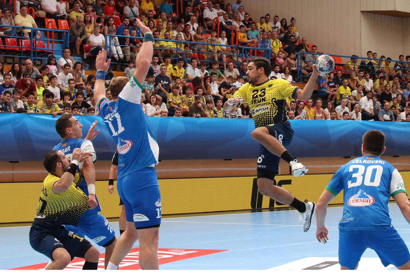 El Bidasoa-Irun remonta a los macedonios y siguen invictos