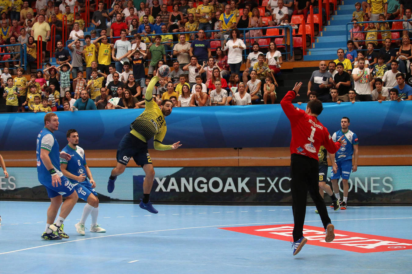 El Bidasoa-Irun remonta a los macedonios y siguen invictos