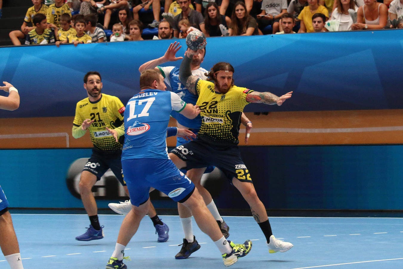 El Bidasoa-Irun remonta a los macedonios y siguen invictos